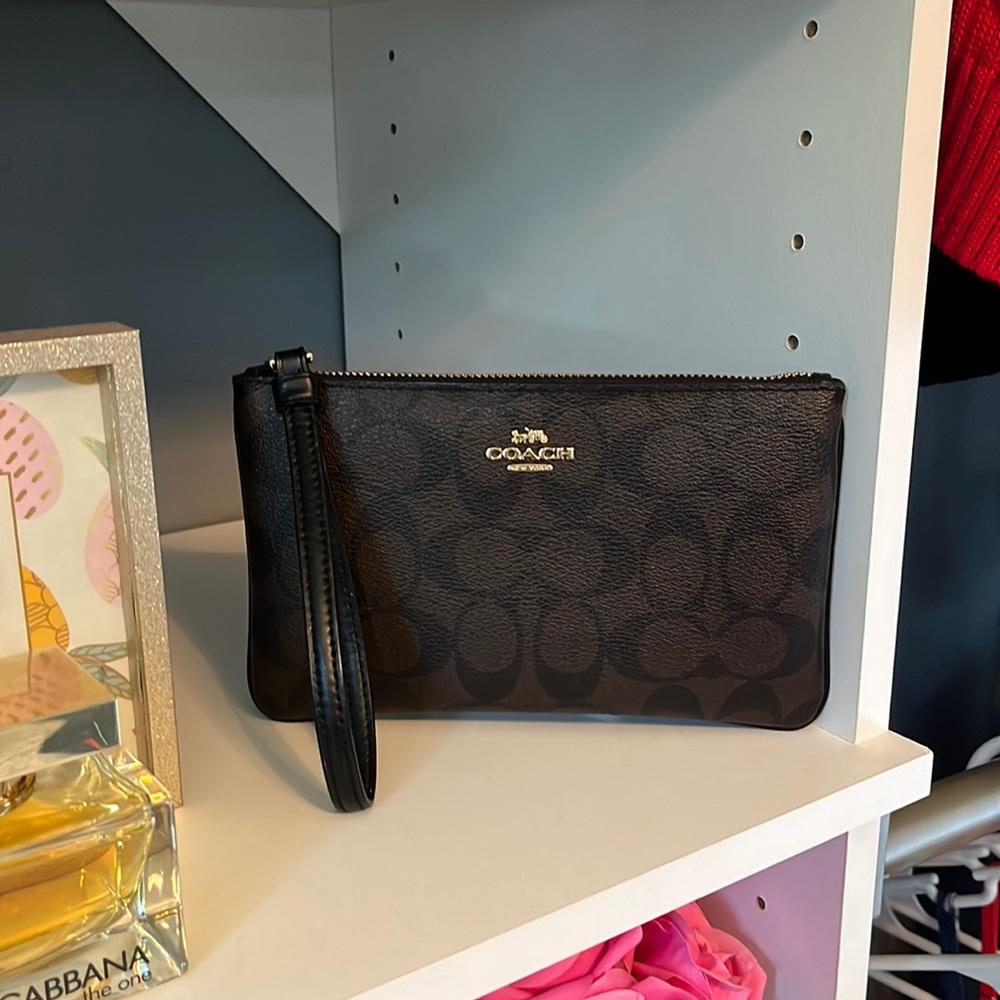 Coach Signature Wristlet Large, my iPhone 13 fits perfectly✨👌🏼